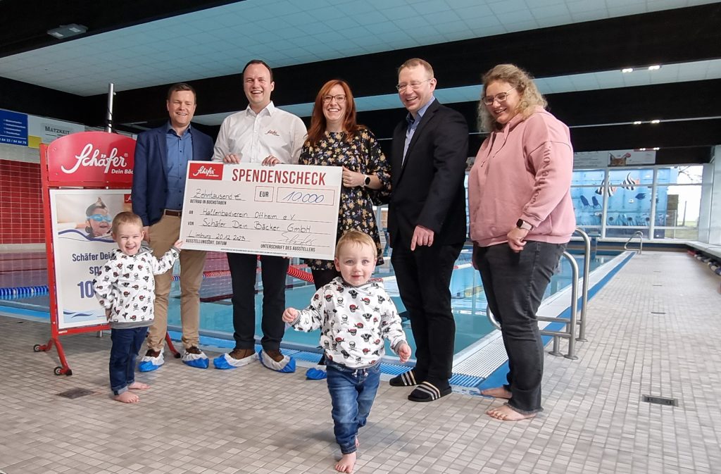 10.000 € Spendenscheck für das Hallenbad Offheim, überreicht im Schwimmbad.
