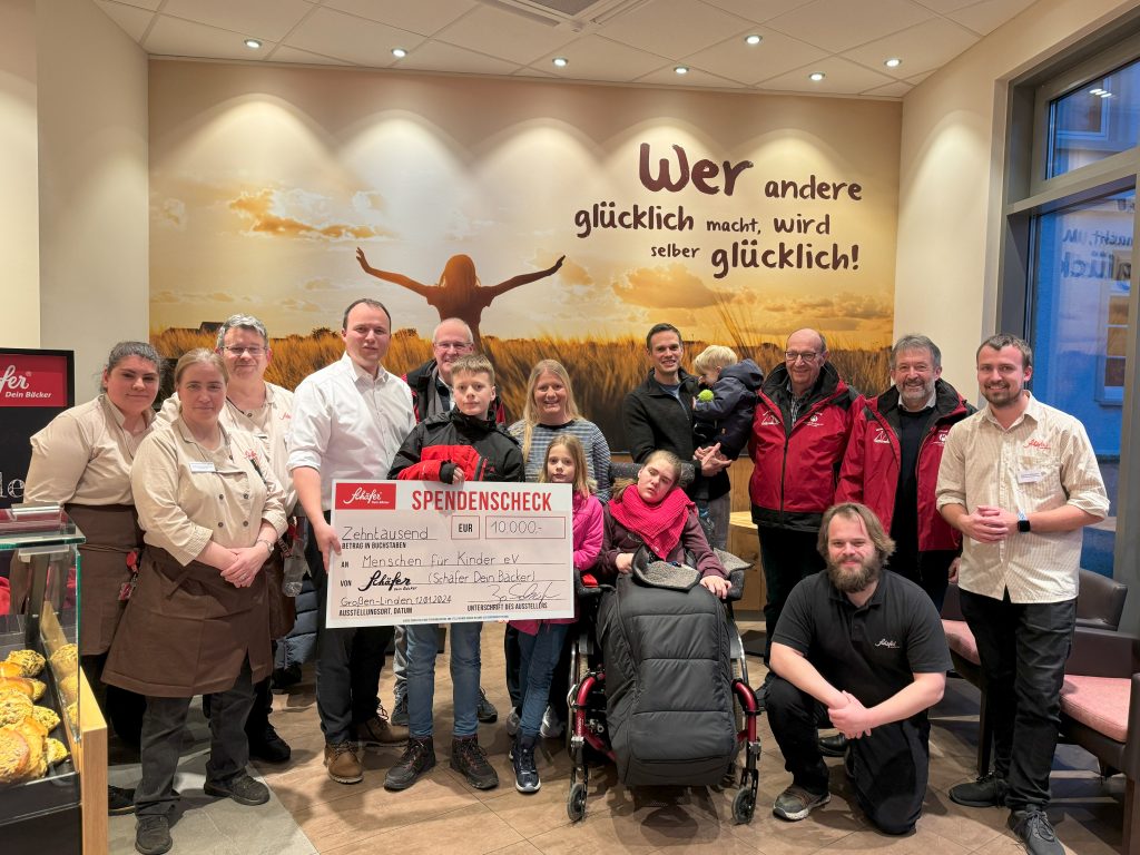 10.000 € Spendenscheck an Menschen für Kinder e.V. für Salome.
